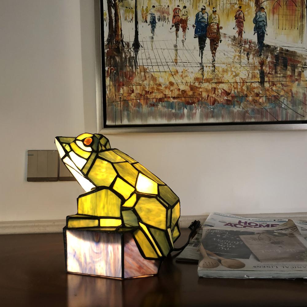CHLOE Lighting NAVEEN Tiffany-Style Animal Stained Glass Accent Lamp 9.5'' Height