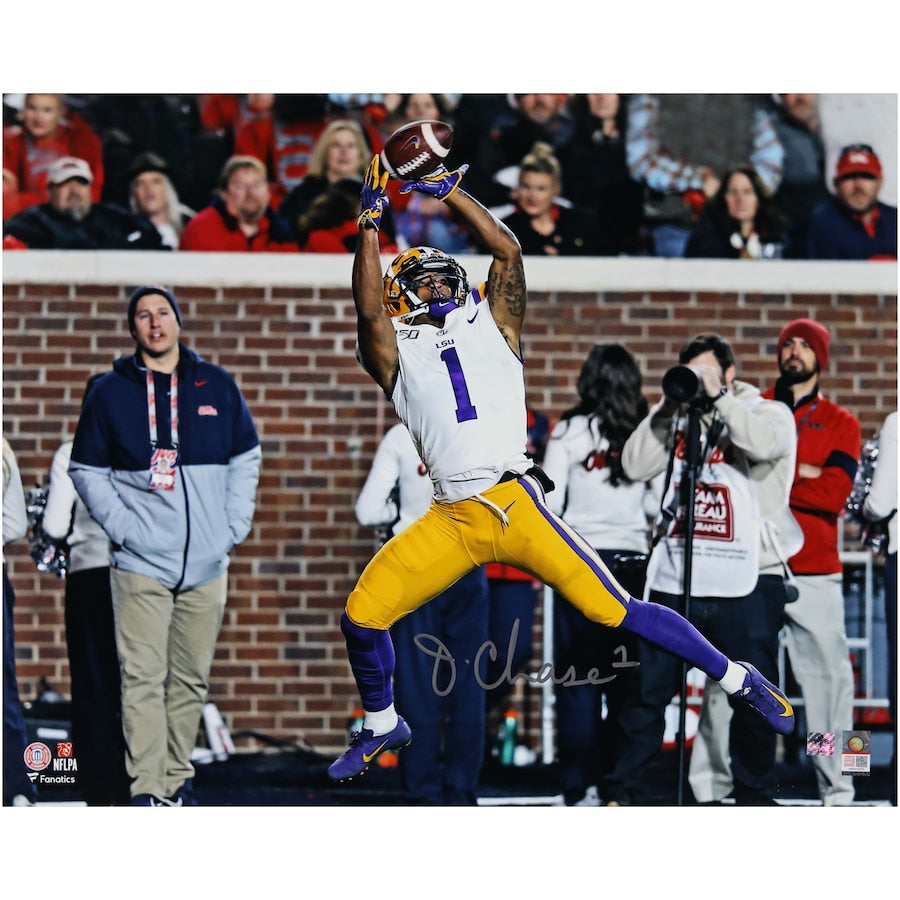 Ja'Marr Chase LSU Tigers Autographed 16'' x 20'' Receiving Photograph